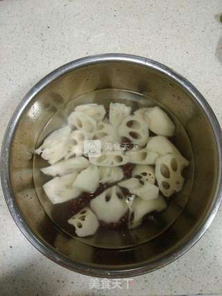 莲藕红豆汤的做法步骤:2