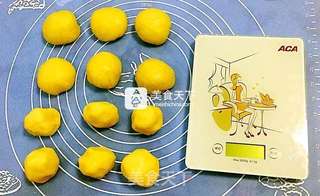 牵牛之恋蛋黄酥的做法步骤:6
