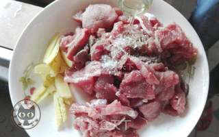 青椒炒牛肉的做法步骤:2