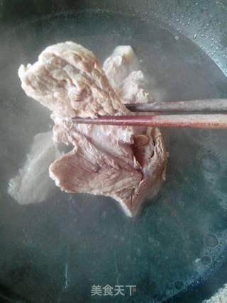 手撕猪腿肉的做法步骤:3