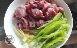 青椒炒牛肉的做法步骤：1