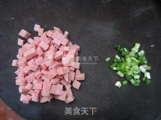 葱香火腿花卷的做法步骤:2