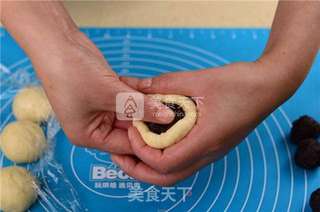 花朵豆沙面包的做法步骤:5