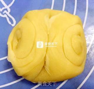 牵牛之恋蛋黄酥的做法步骤:17