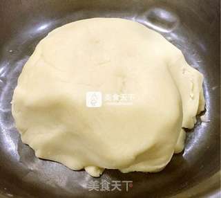 牵牛之恋蛋黄酥的做法步骤:5
