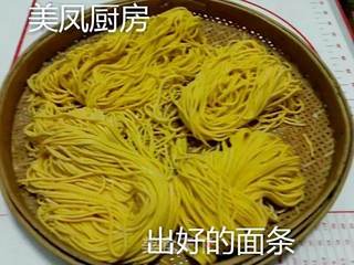红萝卜汁面条的做法步骤:6