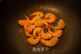 三步快烹手剥蒜蓉虾配香蒜面包的做法步骤:2