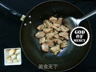 挡不住的浓郁酱香=碰撞味蕾的酱焖排骨的做法步骤:8
