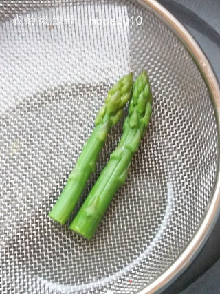 小策海鲜今日菜谱:三鲜蛋羹,小黄鱼鱼片,培根,芦笋,海鸭蛋的做法步骤:6
