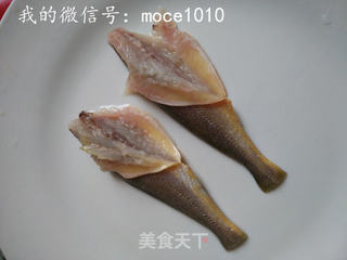 小策海鲜今日菜谱:三鲜蛋羹,小黄鱼鱼片,培根,芦笋,海鸭蛋的做法步骤:3