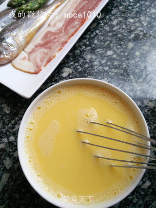 小策海鲜今日菜谱:三鲜蛋羹,小黄鱼鱼片,培根,芦笋,海鸭蛋的做法步骤:2