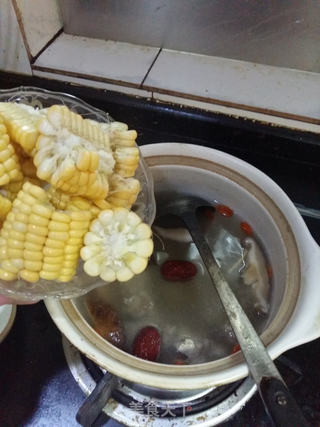 骨头玉米汤的做法步骤:2