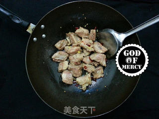 挡不住的浓郁酱香=碰撞味蕾的酱焖排骨的做法步骤:4