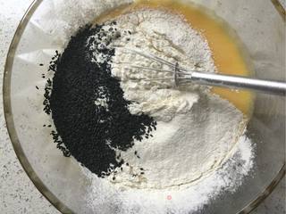 酥脆芝麻蛋卷的做法步骤:4