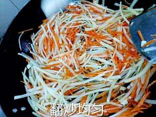 红萝卜土豆丝的做法步骤:9