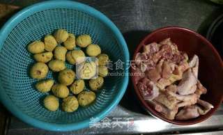 板栗焖鸡---秋季养生食谱的做法步骤：1