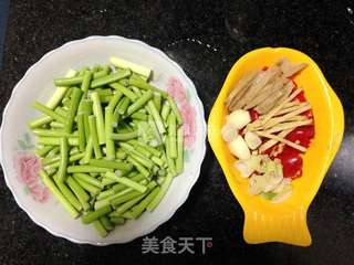 蒜苔泡椒肉丝的做法步骤:2