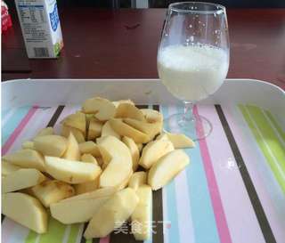 排毒佳饮-----苹果牛奶汁的做法步骤:2
