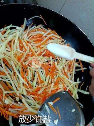 红萝卜土豆丝的做法步骤:10