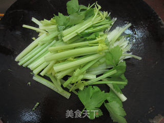 肠子炒芹菜的做法步骤:2