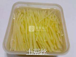 红萝卜土豆丝的做法步骤:2