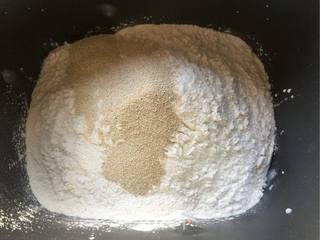 毛毛虫豆沙面包的做法步骤:2