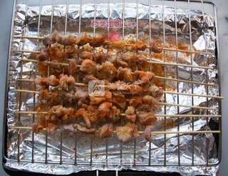 羊肉串-电烤箱版 家里的街边美味的做法步骤:4