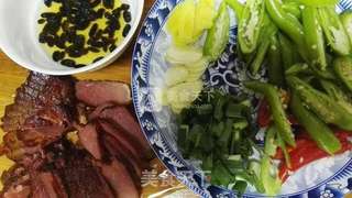 青椒炒腊肉的做法步骤:3