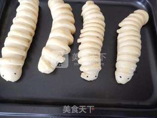 豆沙毛毛虫面包的做法步骤:9