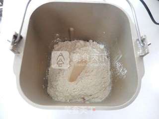 豆沙毛毛虫面包的做法步骤:2