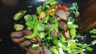 青椒炒腊肉的做法步骤:6