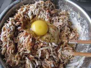 酥炸小河虾卷饼的做法步骤:6