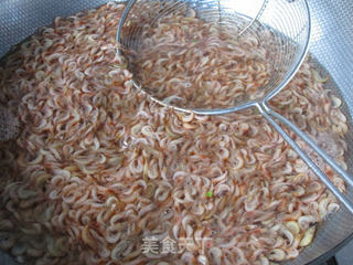 酥炸小河虾卷饼的做法步骤：2