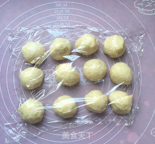 红豆沙绣球面包的做法步骤:9