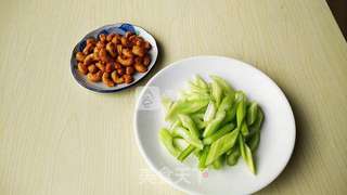 腰果炒鸡丁的做法步骤:2