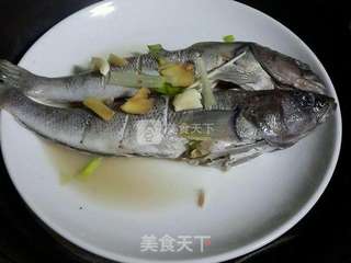 清蒸海黄鱼的做法步骤:4