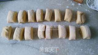 奶香南瓜花卷的做法步骤：10