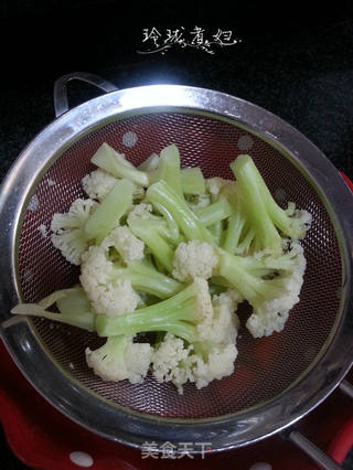 五花肉炒尖椒花菜的做法步骤:2
