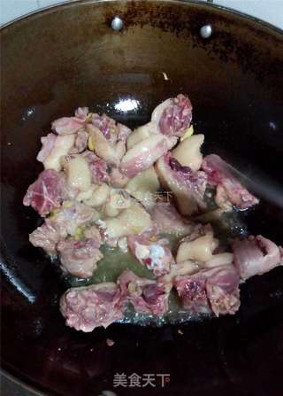 莲藕焖鸭肉家庭版的做法步骤:2