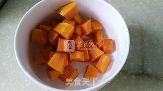 奶香南瓜花卷的做法步骤：1