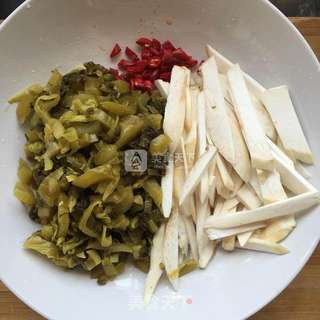 鸡腿菇炒咸菜的做法步骤:2
