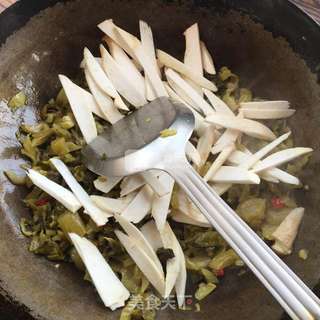 鸡腿菇炒咸菜的做法步骤:6