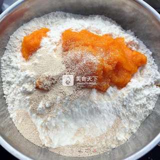 南瓜花卷馒头的做法步骤:2