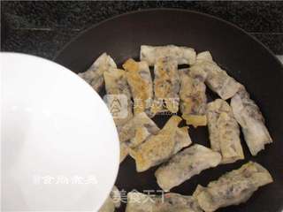 鲜肉木耳锅贴的做法步骤:8