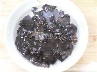 鲜肉木耳锅贴的做法步骤:2
