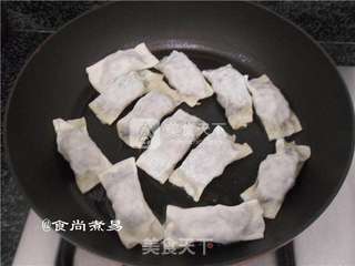 鲜肉木耳锅贴的做法步骤:7