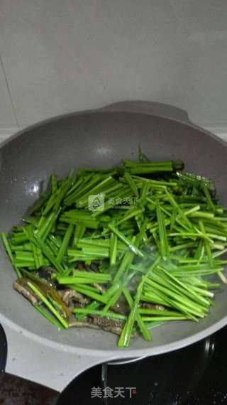 黄鳝鱼炒韭菜的做法步骤:6
