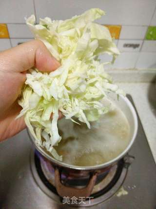 肉丸包菜汤年糕的做法步骤:3