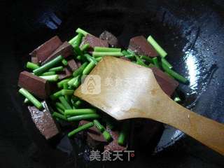 蒜薹炒鹅血的做法步骤：3