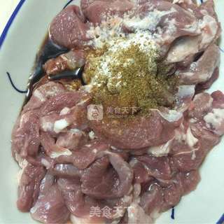孜然羊肉的做法步骤:2